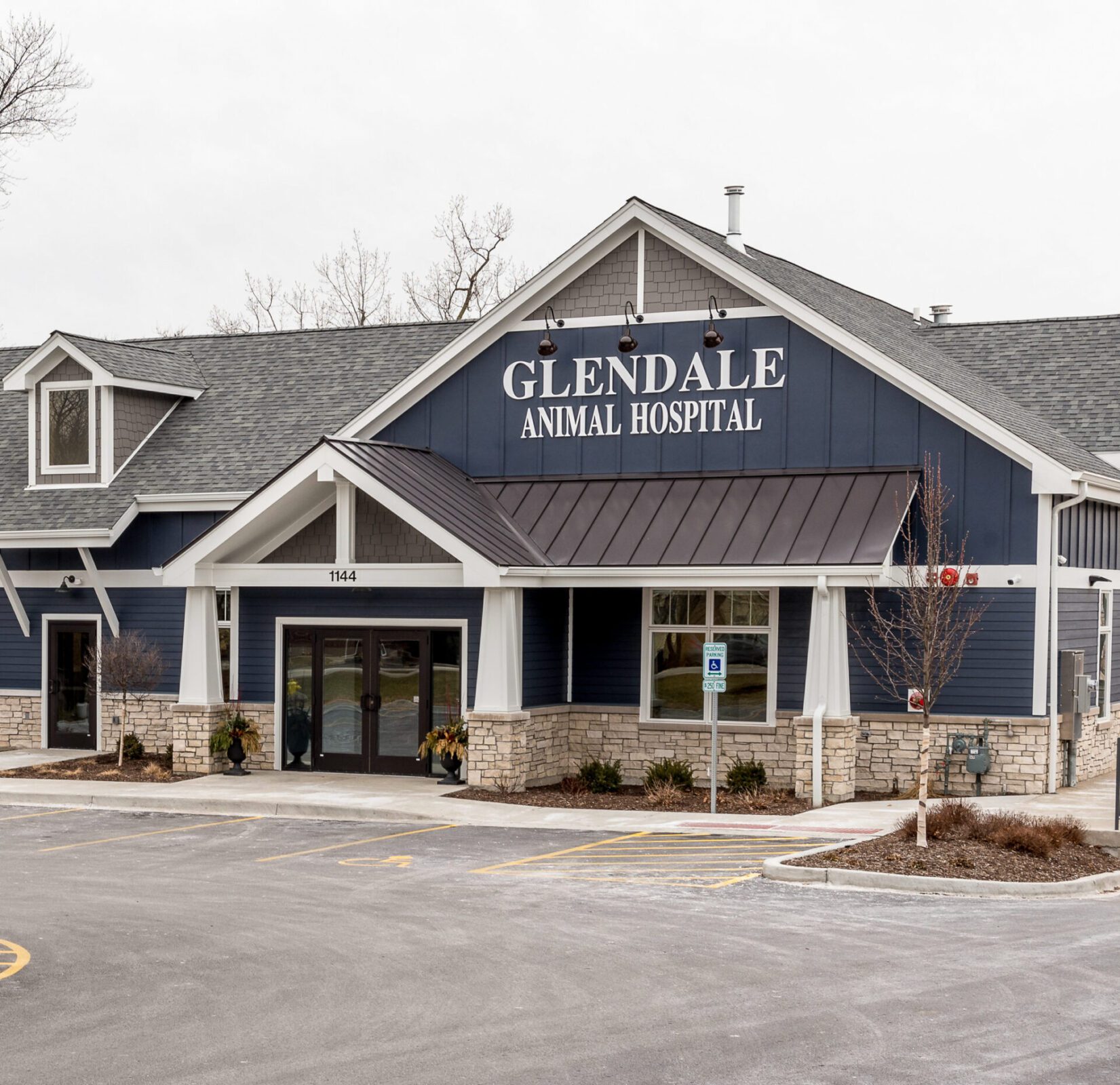 Glendale Animal Hospital exterior image.